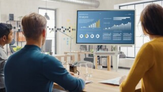 Team,Of,Analytics,,Economists,,Young,Businesspeople,Hold,Meeting,Presentation,